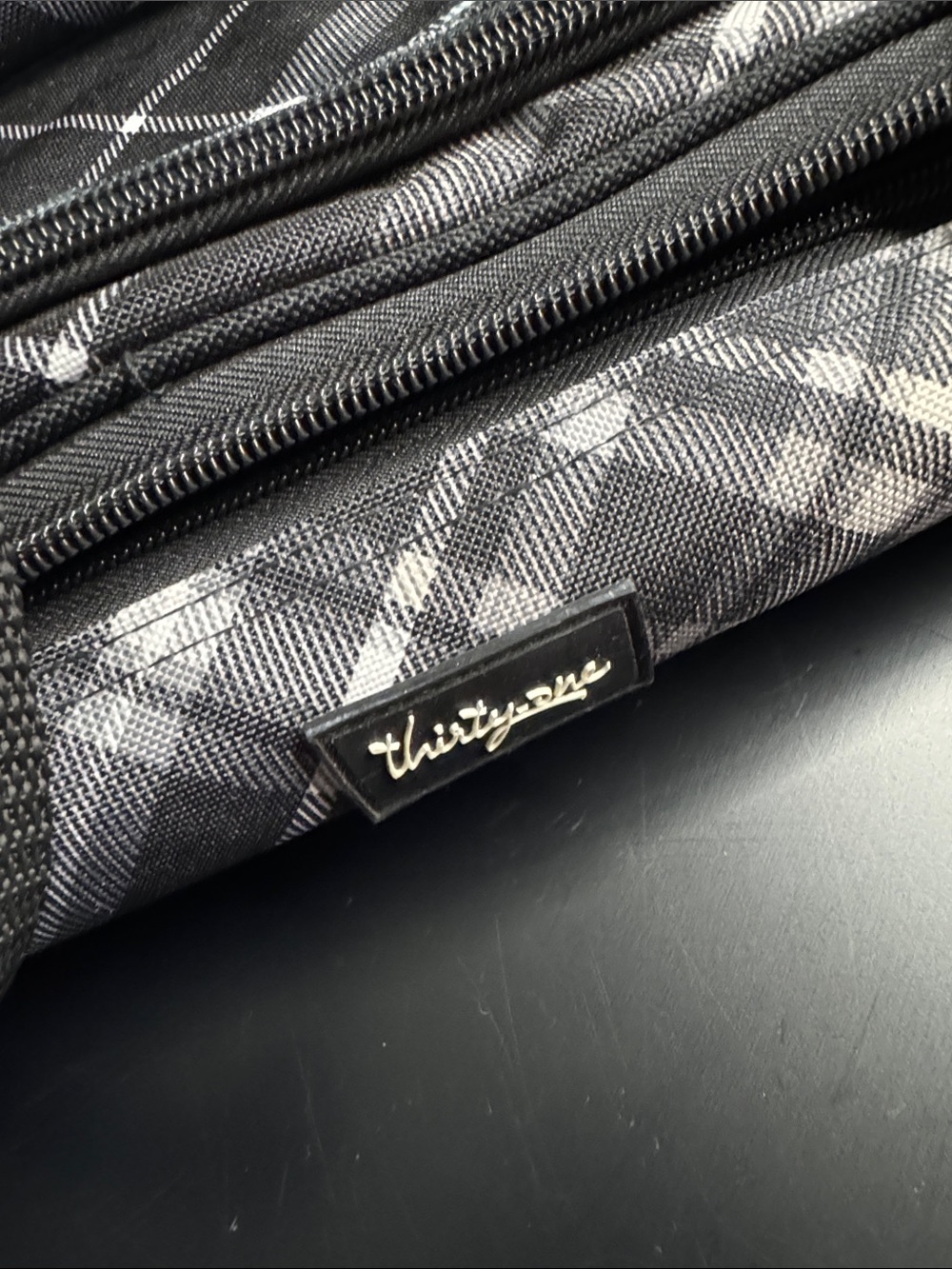 thirty- One Casserole Carry All - Gray and Black Plaid - Like New Condition - Picture 3 of 8